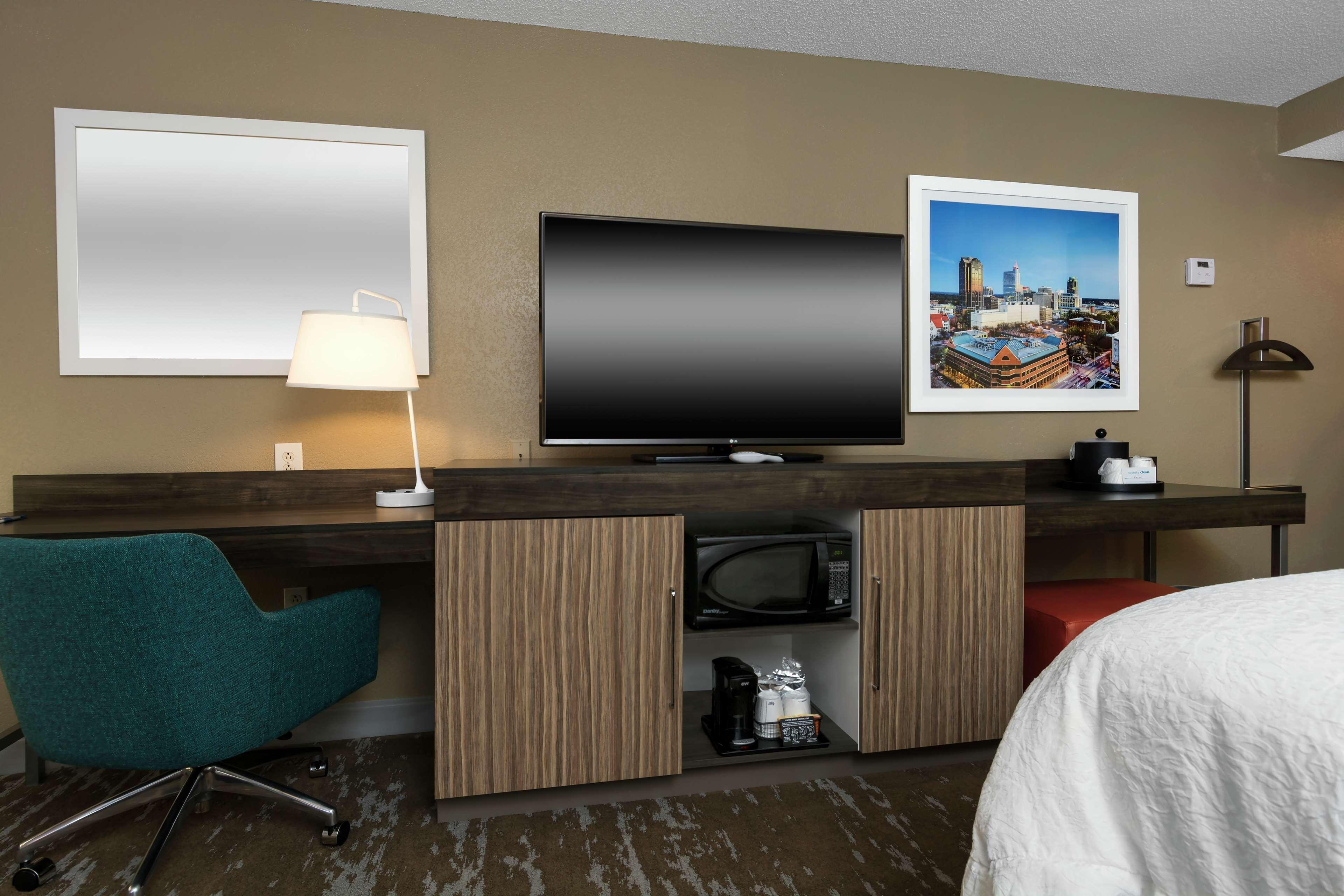 Hampton Inn & Suites Raleigh Cary Lenovo Center Bagian luar foto