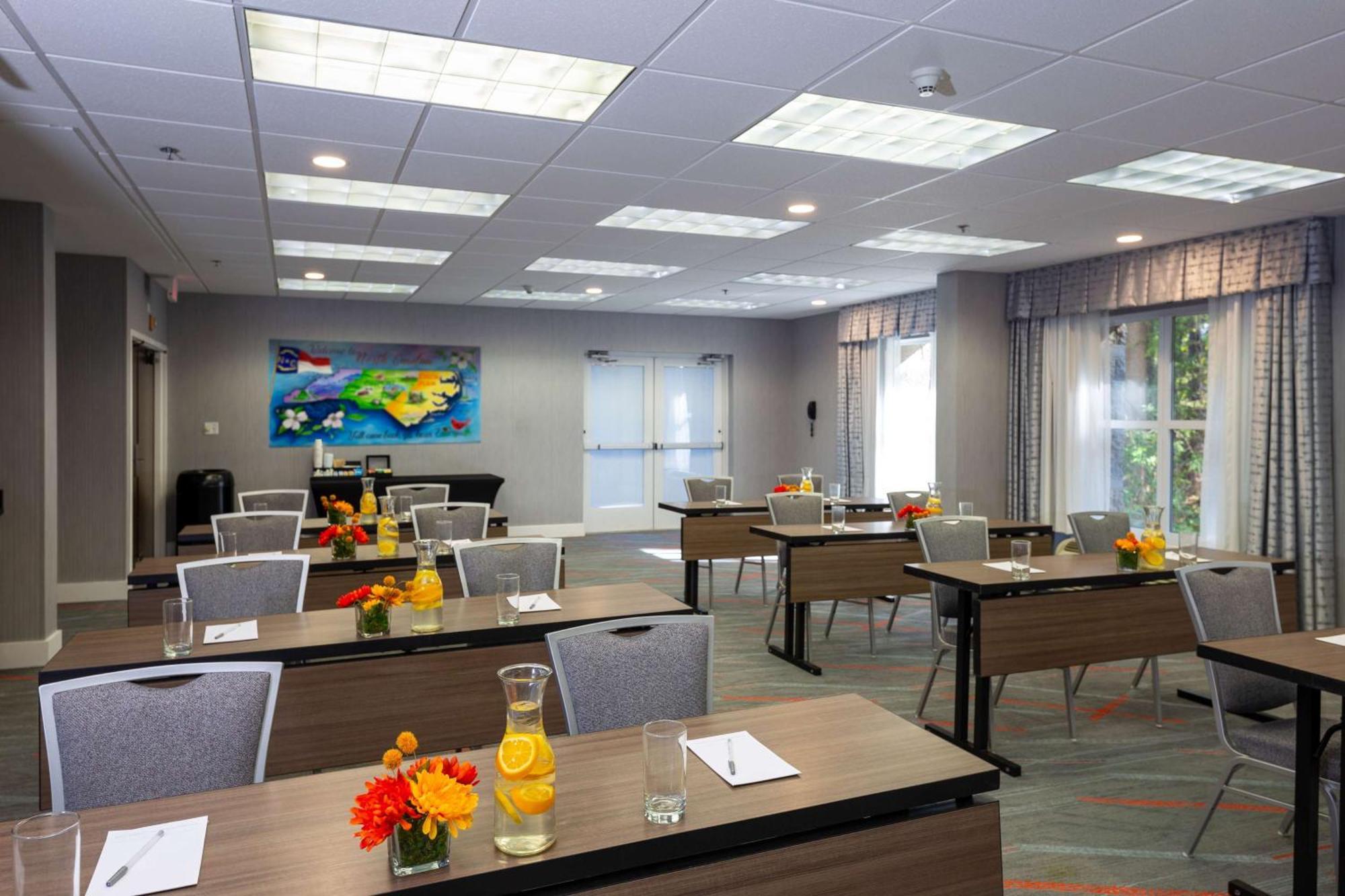 Hampton Inn & Suites Raleigh Cary Lenovo Center Bagian luar foto