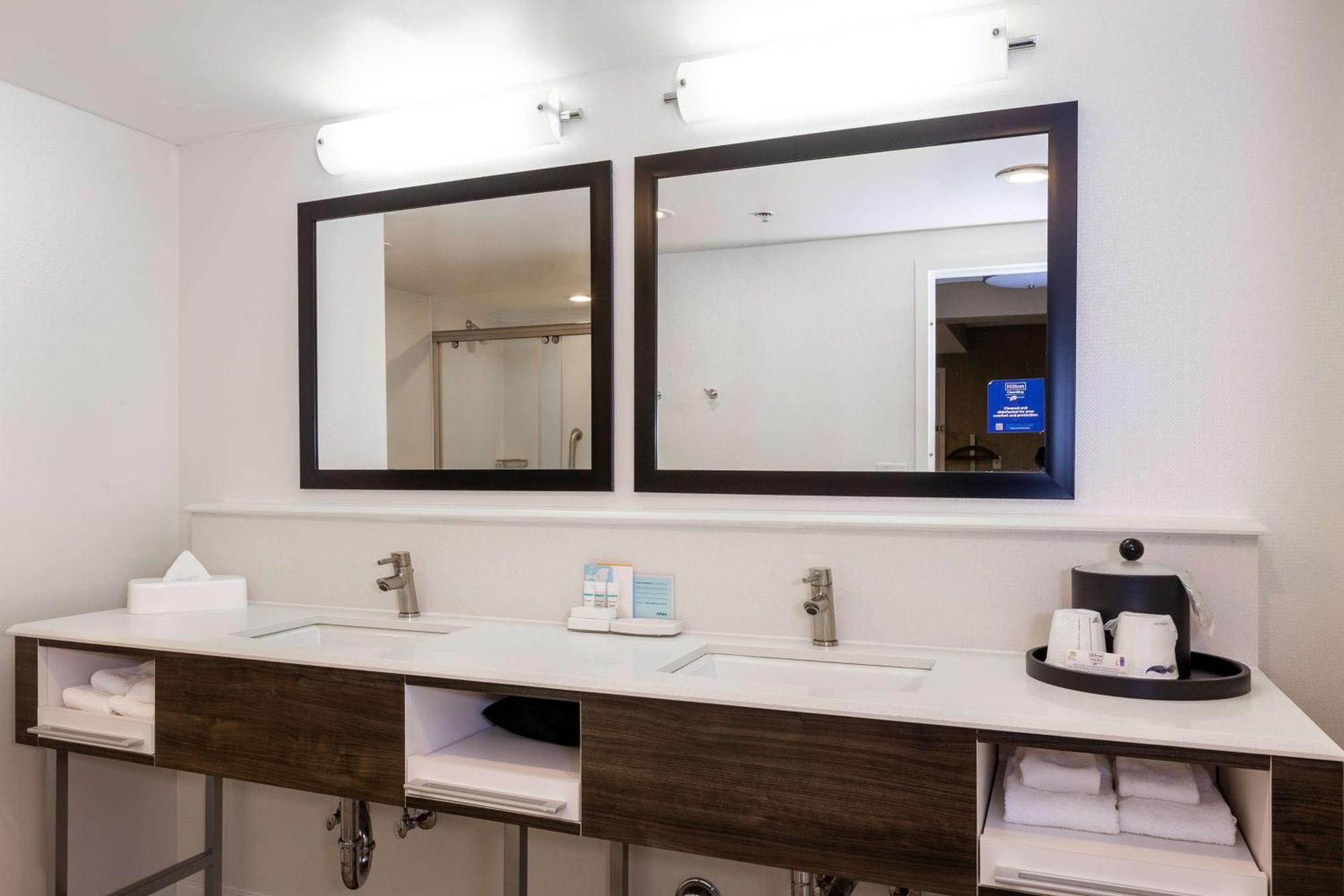Hampton Inn & Suites Raleigh Cary Lenovo Center Bagian luar foto
